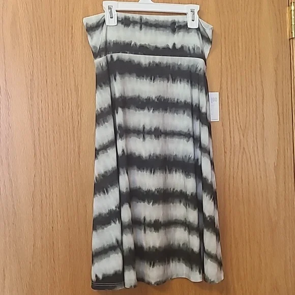 NWT Lularoe Azure Skirt Size Medium - Picture 1 of 3